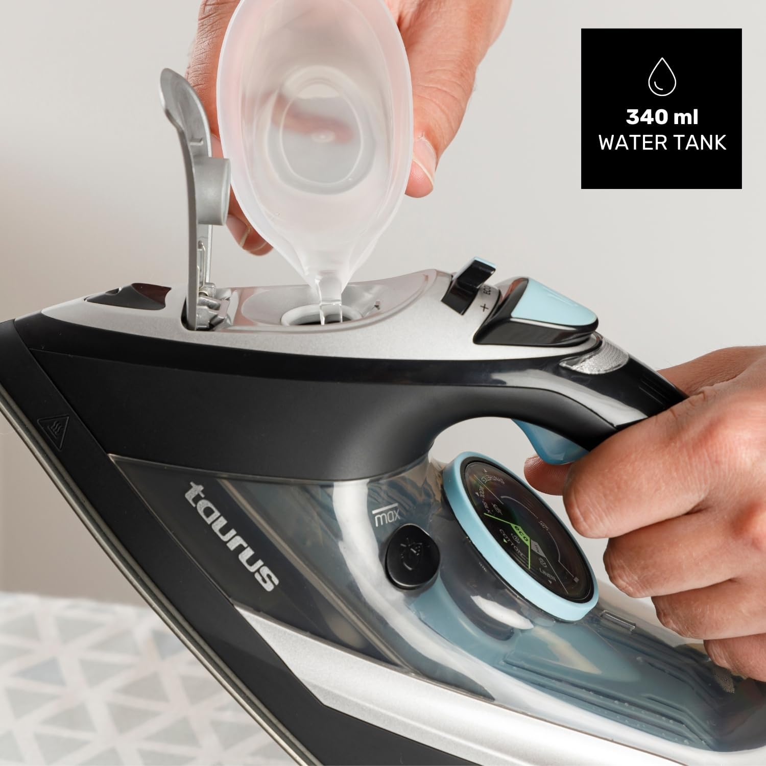 Detalle de Taurus Plancha de Vapor Geyser Eco 3200: potencia y precisión para un planchado eficiente
