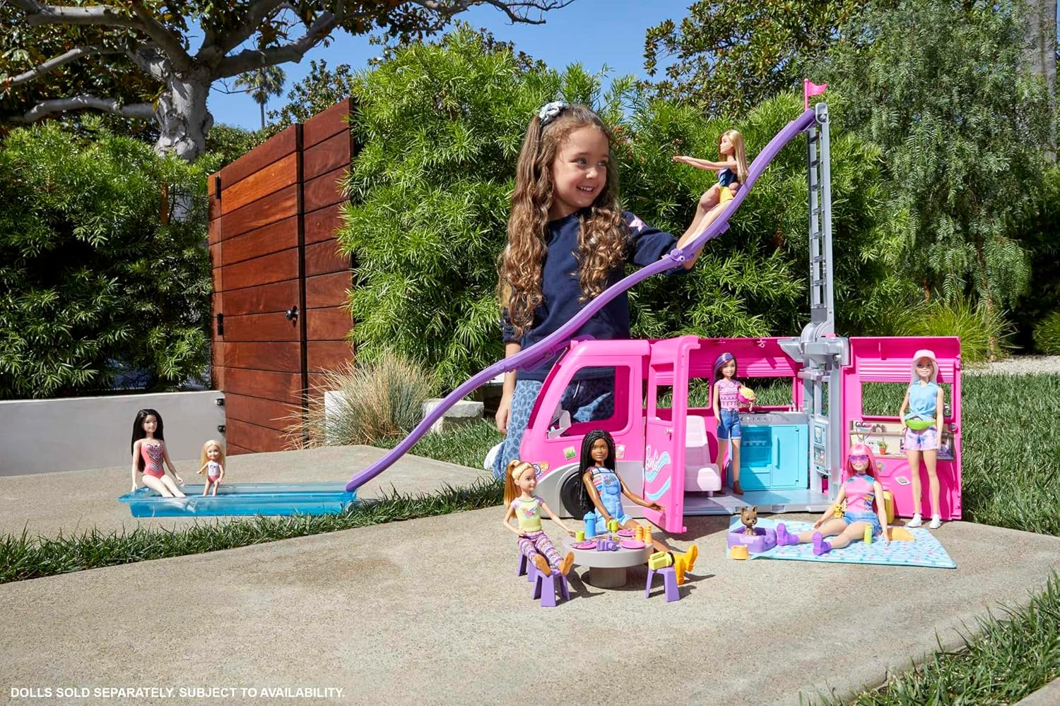 Thumbnail 2 de Barbie Camping-Car Transformable: Caravane d'aventure avec 7 zones de jeu et 60 accessoires — 76 cm