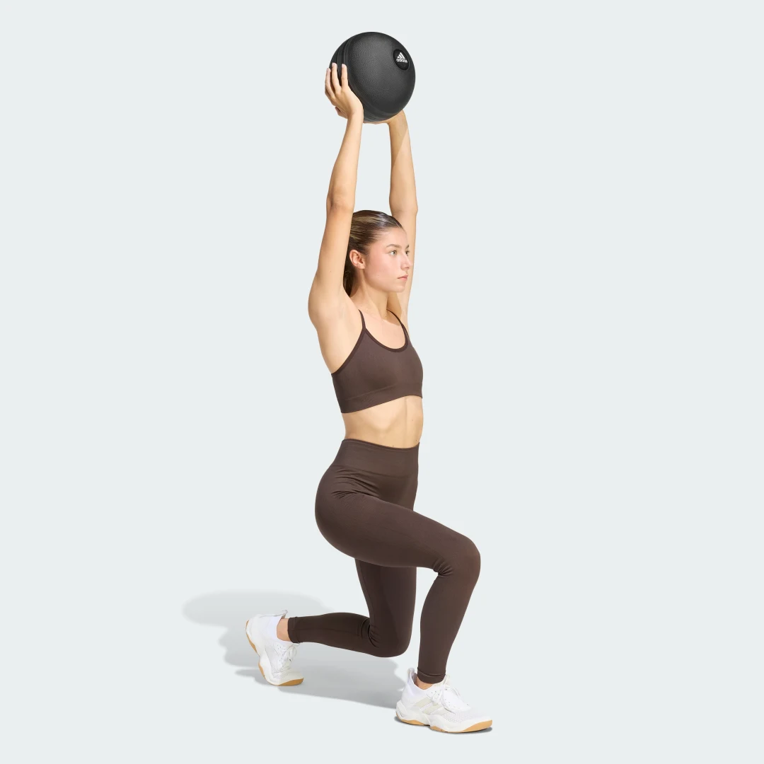 Detalle de Adidas Essentials: sujetador de punto para entrenamientos de bajo impacto