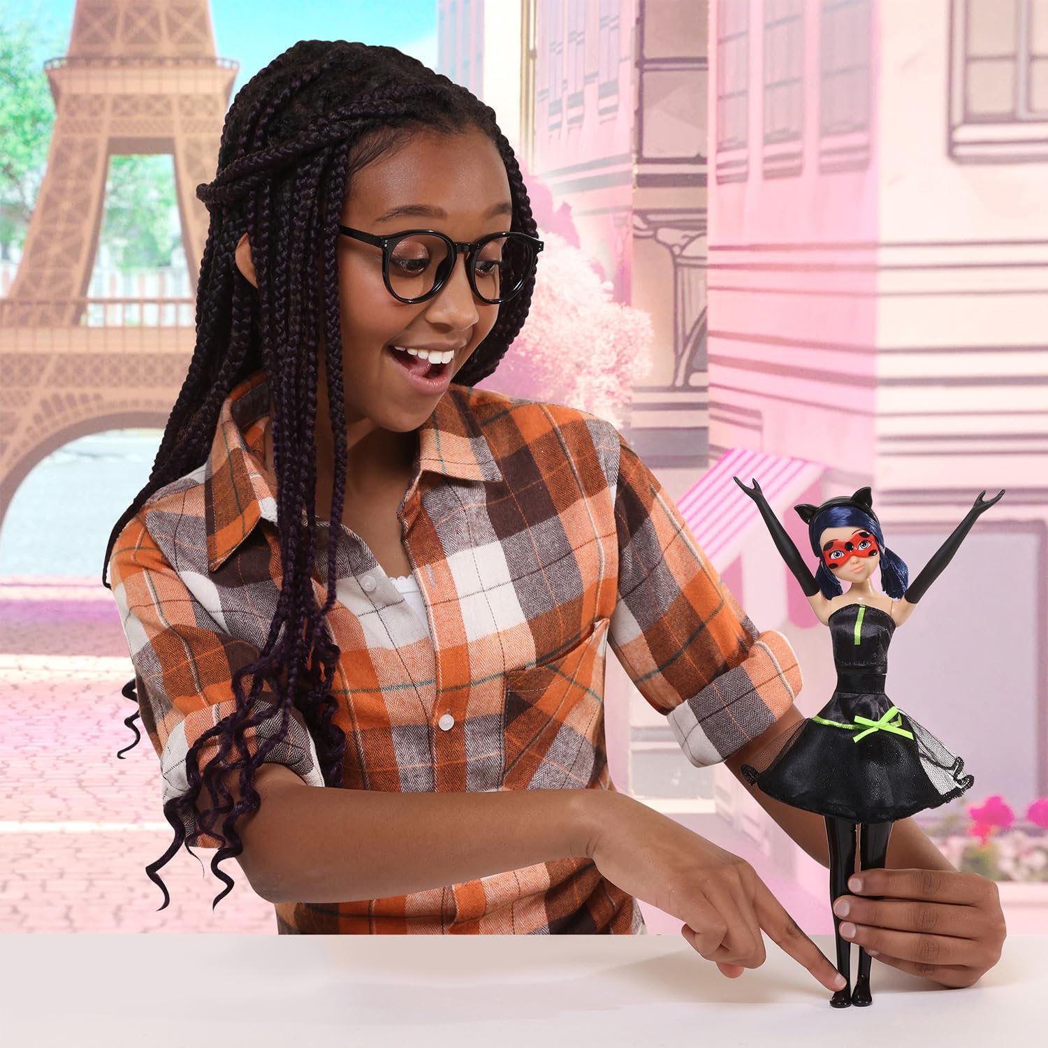 Detalle de Bandai Miraculous P50414 transformationsdocka, 26 cm, två dräkter och rörliga leder