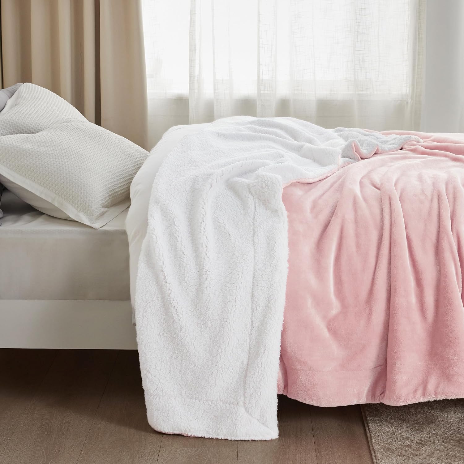 Detalle 2 de Bedsure GentleSoft Sherpa Fleece Twin Blanket, Pink, 60 x 80 Inches