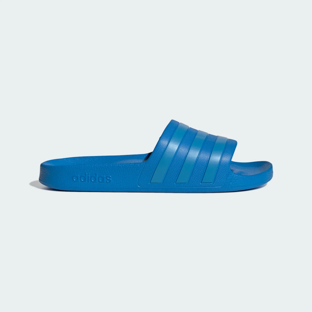 Detalle de Adidas Chancla Adilette Aqua en azul: comodidad veraniega para playa y casa