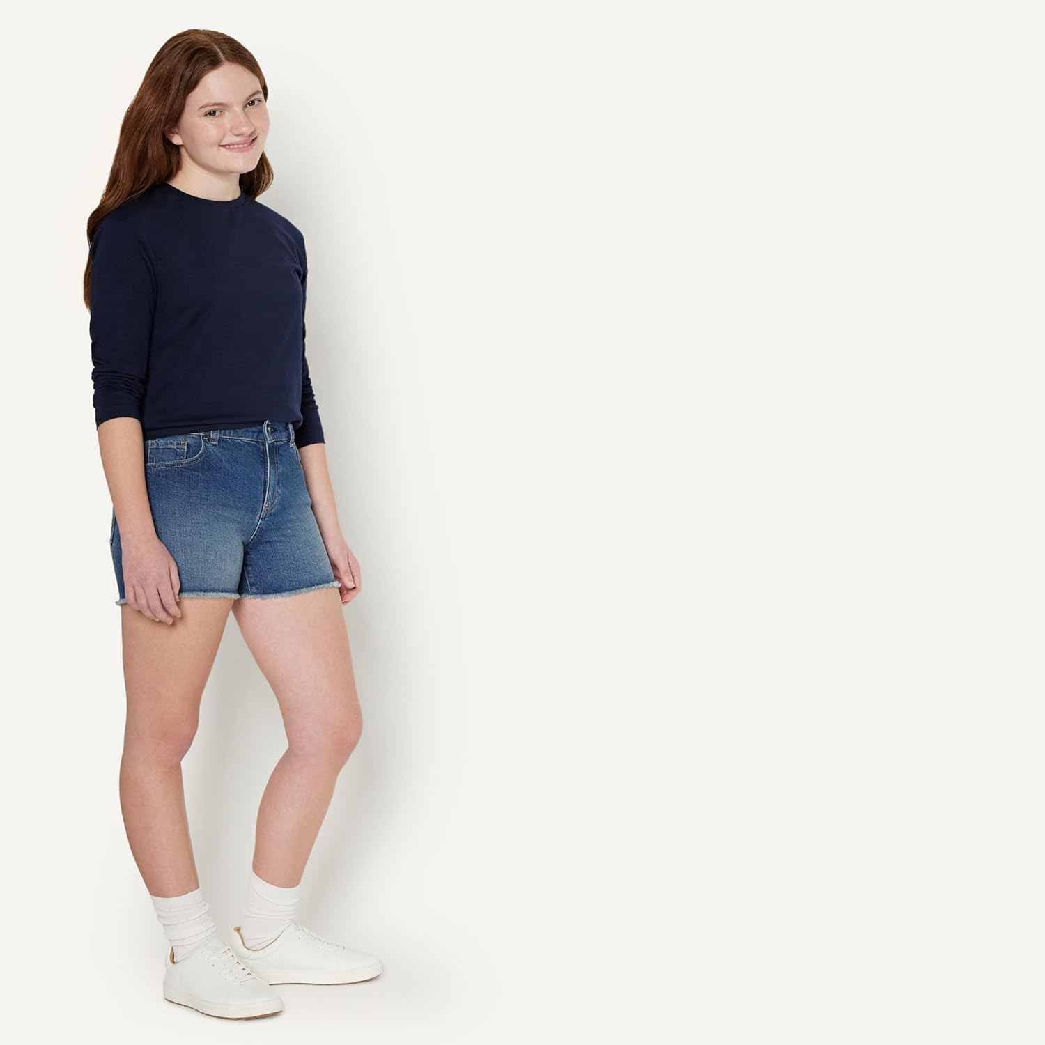 Thumbnail 1 de Amazon Essentials Mädchen Jeansshorts mit Mittlerem Stretchanteil, Mittelhohem Bund und Offenem Saum