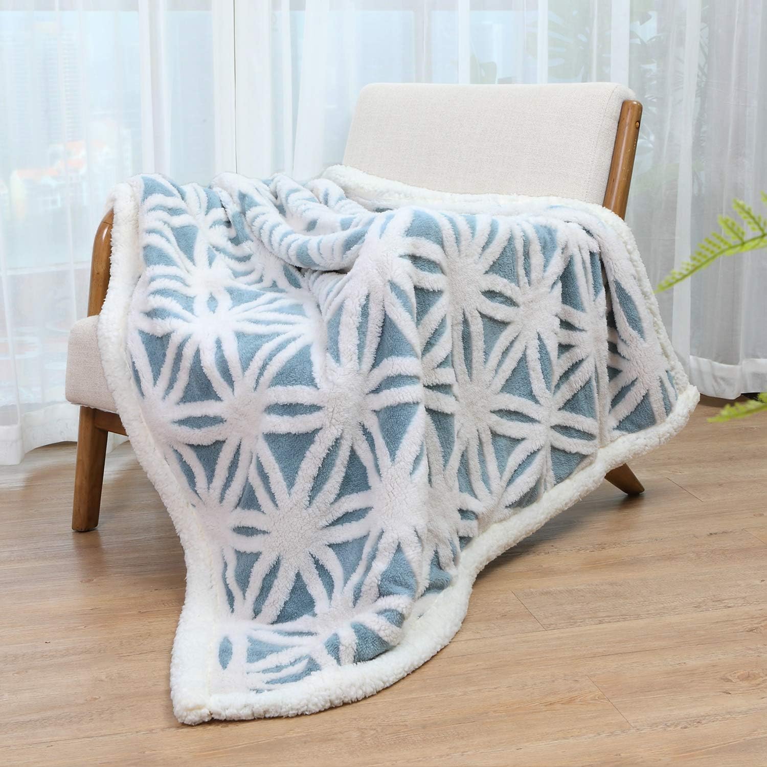 Detalle 2 de LOMAO Sherpa Fleece Blanket 51x63 inch