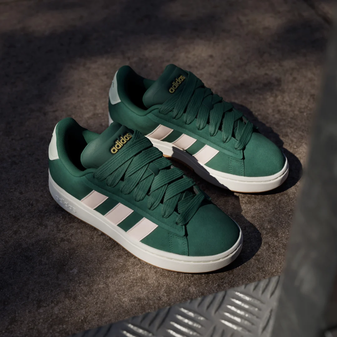 Detalle de Adidas Grand Court Alpha Verde – comodidad y estilo urbano