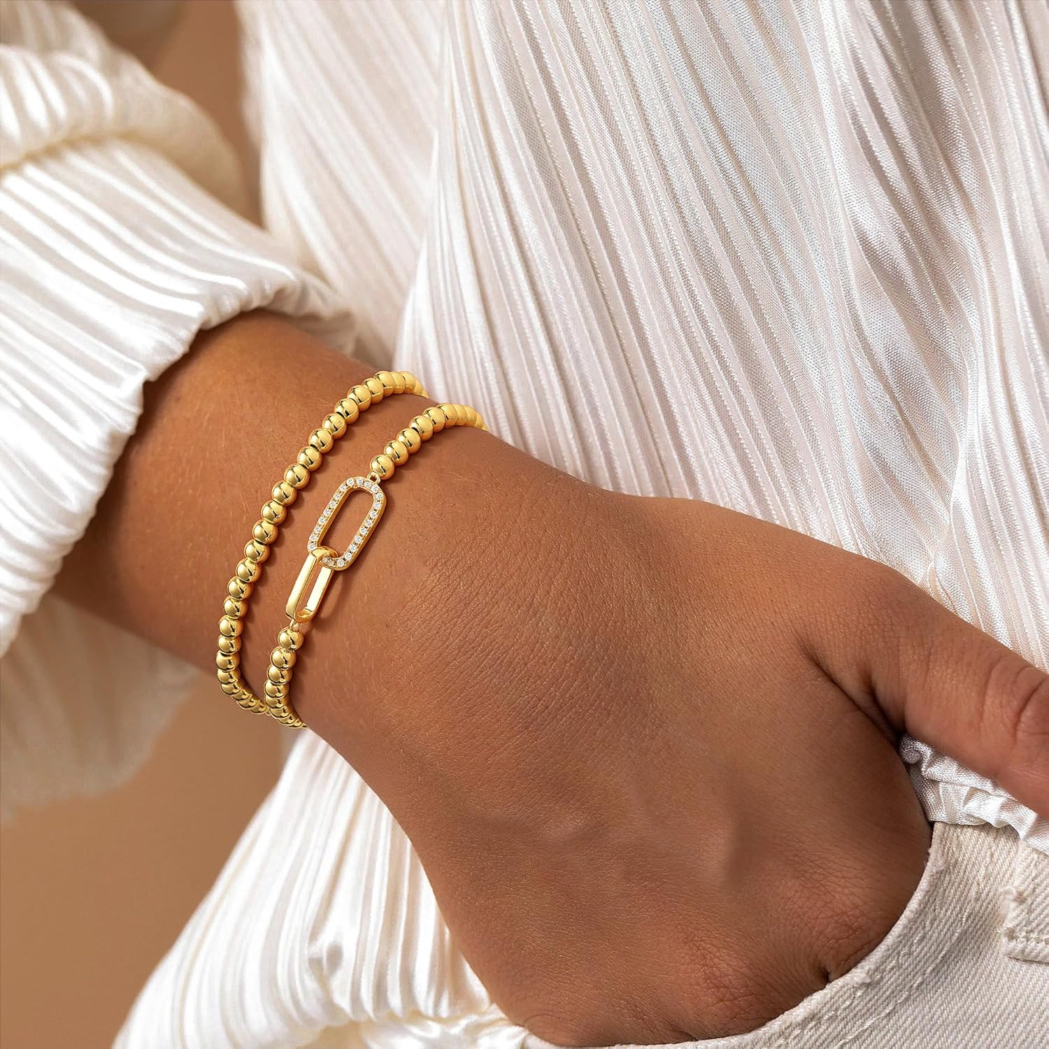 Detalle de TINGN 2er Gold Armkettchen-Set – 14K Vergoldete Herz/Kreuz CZ-Armbänder, elastisch, Handgefertigte Perlenanhänger