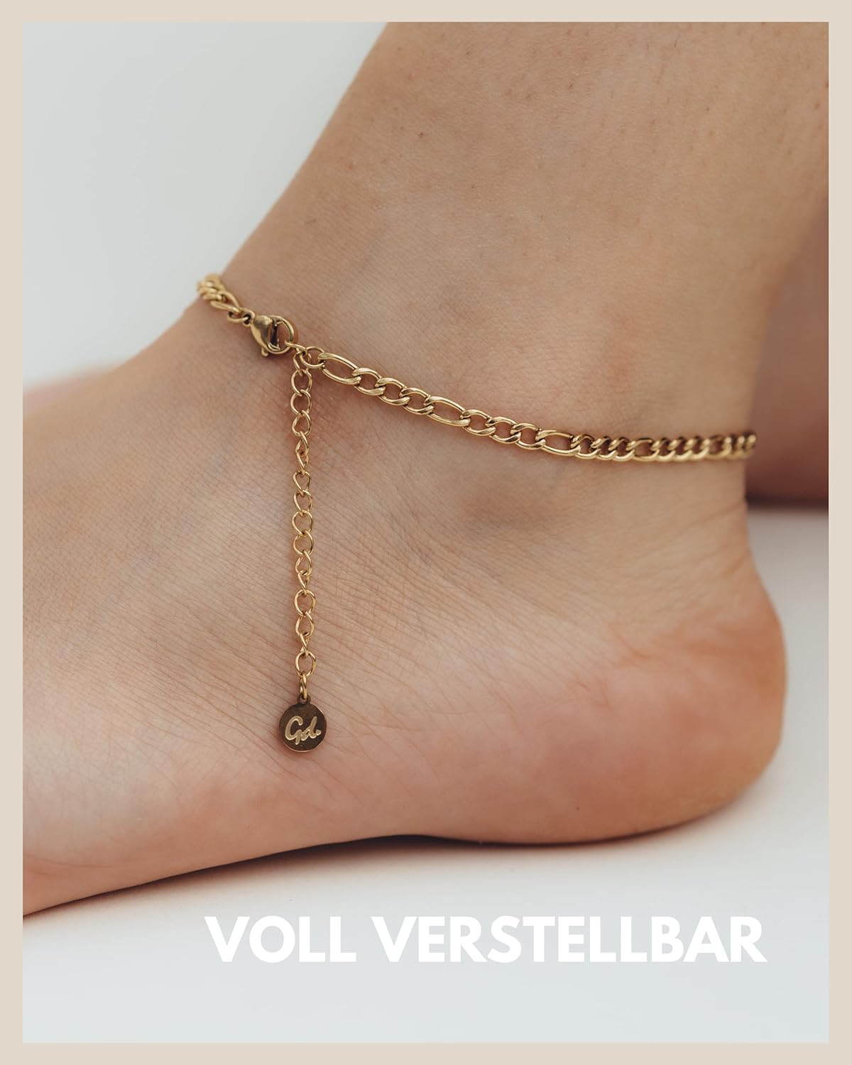 Detalle 2 de GD GOOD.designs Fußkettchen Gold mit Buchstaben – wasserfest, verstellbar (22–27 cm), aus Edelstahl