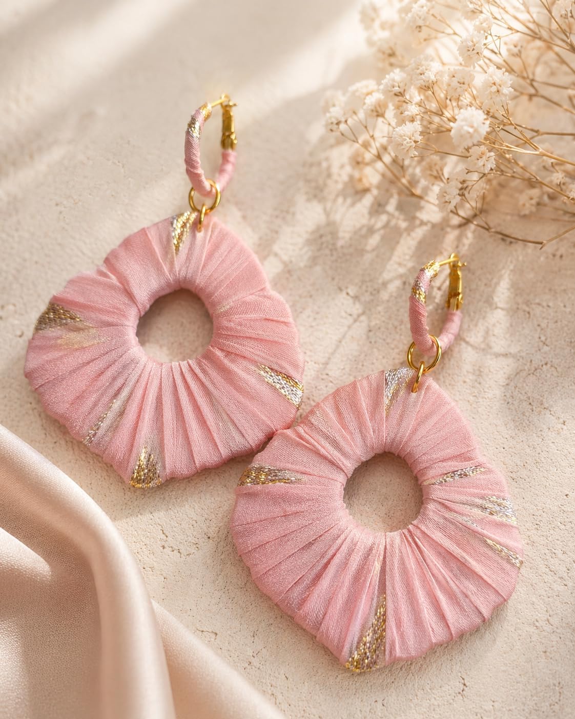 Detalle de LUNÉA Statement Earrings, Silk-Wrapped