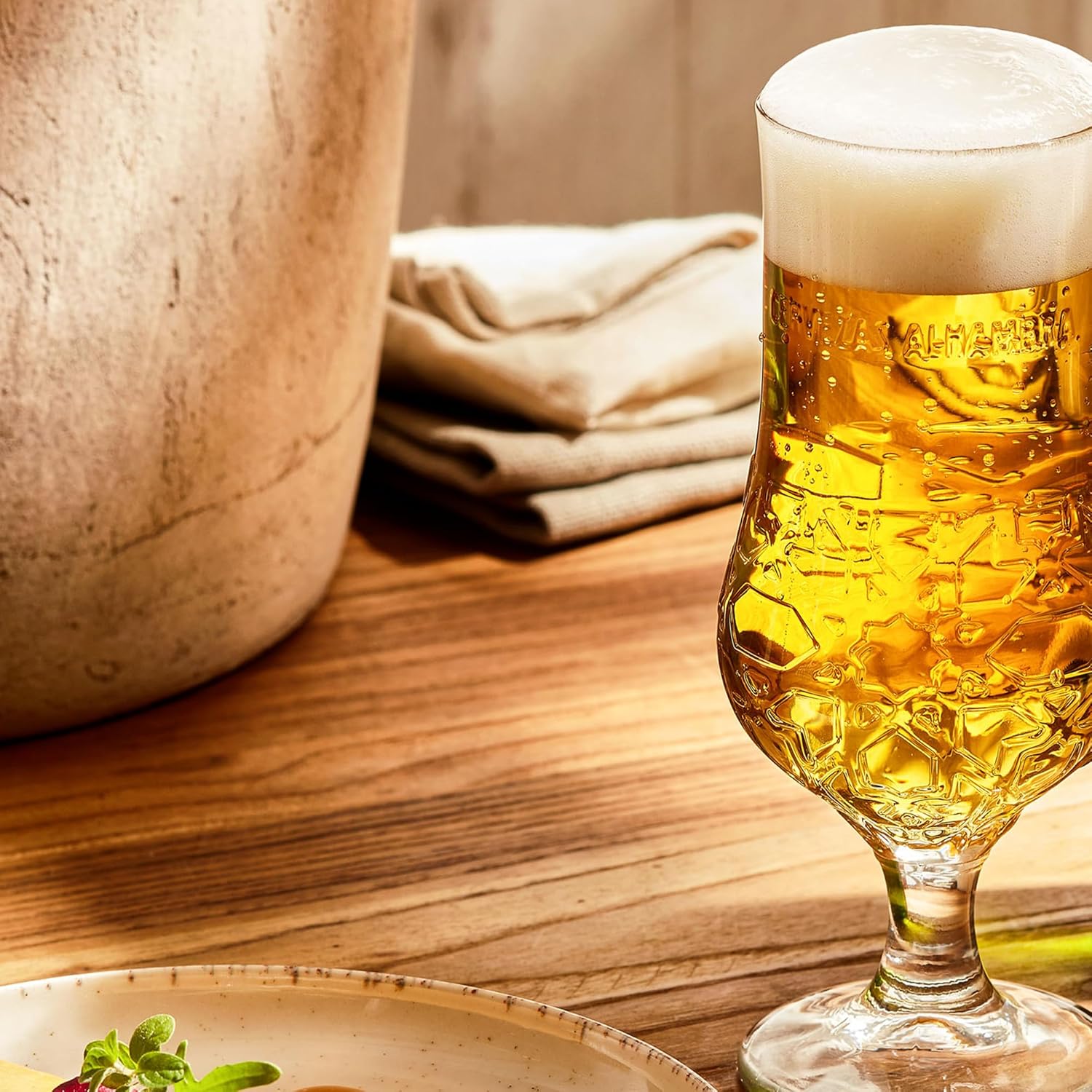 Detalle 2 de Alhambra Reserva 1925, Pack 24 Latas 33cl 🍺 Cerveza Artesanal