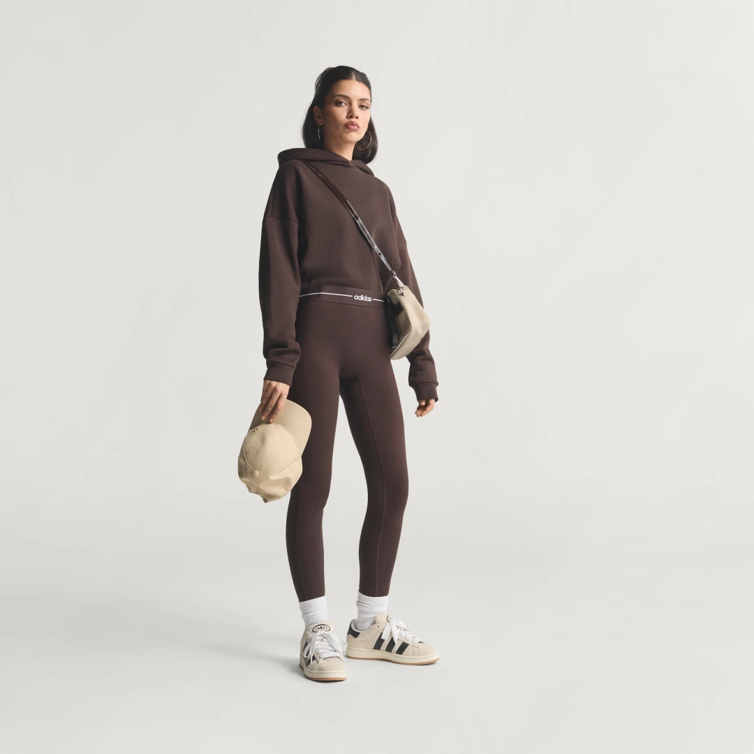 Detalle de Sudadera corta con capucha Hyperglam de Adidas – marrón