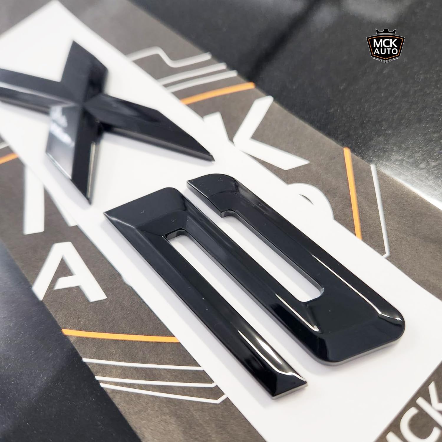 Detalle de MCK Auto X2 Black Glossy Rear Boot Badge