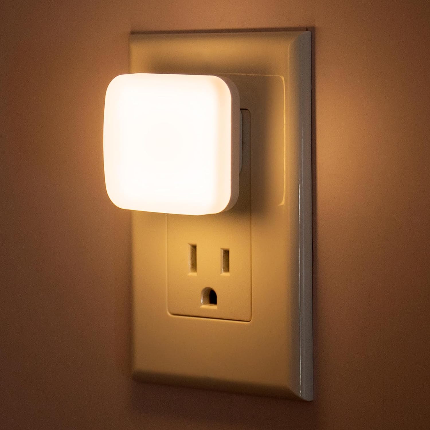 Detalle de Briignite IP104 LED Plug-In Night Lights, 4-Pack, 3000K Warm White