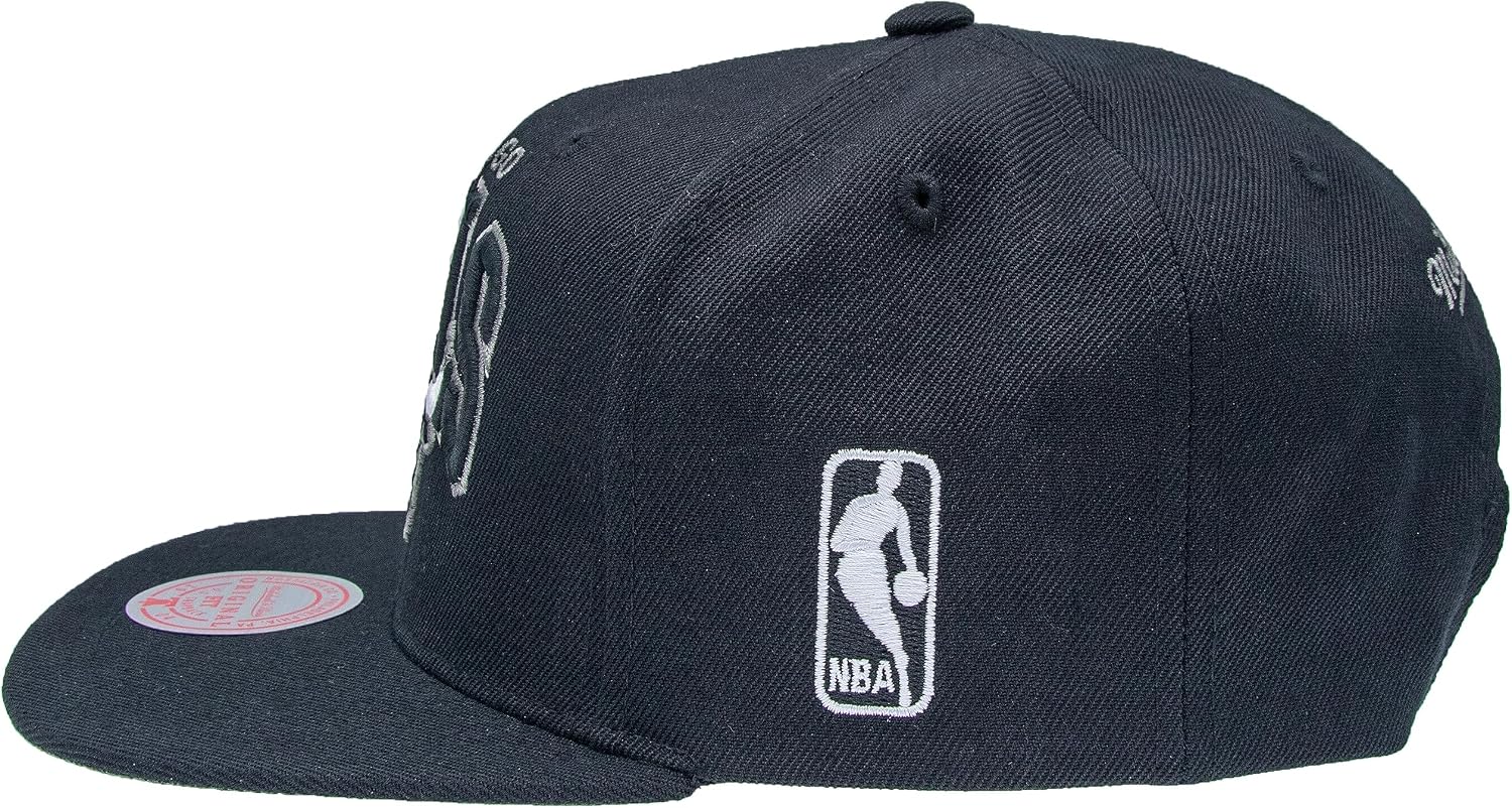 Detalle 2 de Mitchell & Ness Team Arch Snapback Chicago Bulls nero