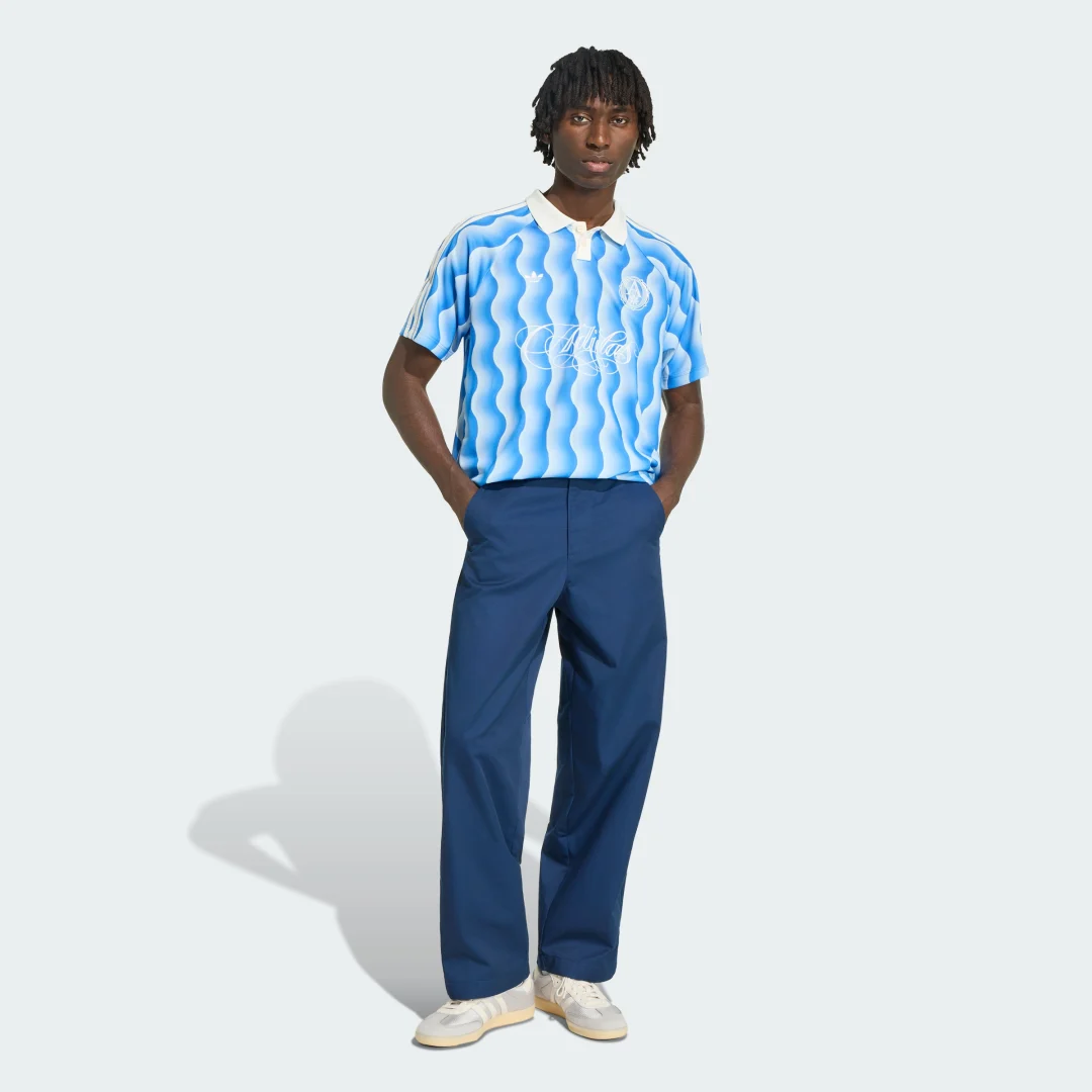 Detalle de Camiseta Summer Adidas – azul, comodidad y estilo para el día a día