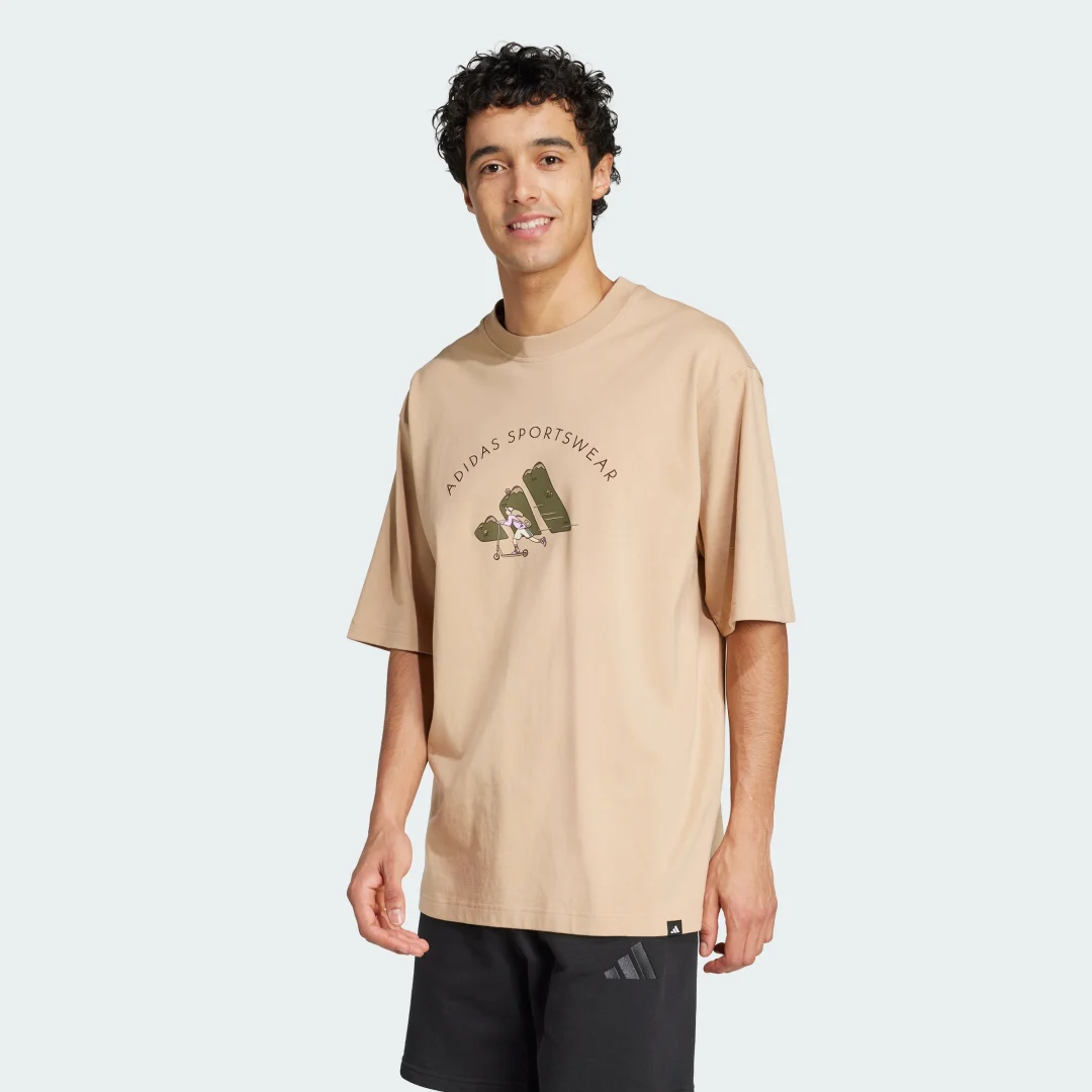 Detalle de Codes Doodle Scooter Graphic Tee de Adidas (marrón) – guía de compra