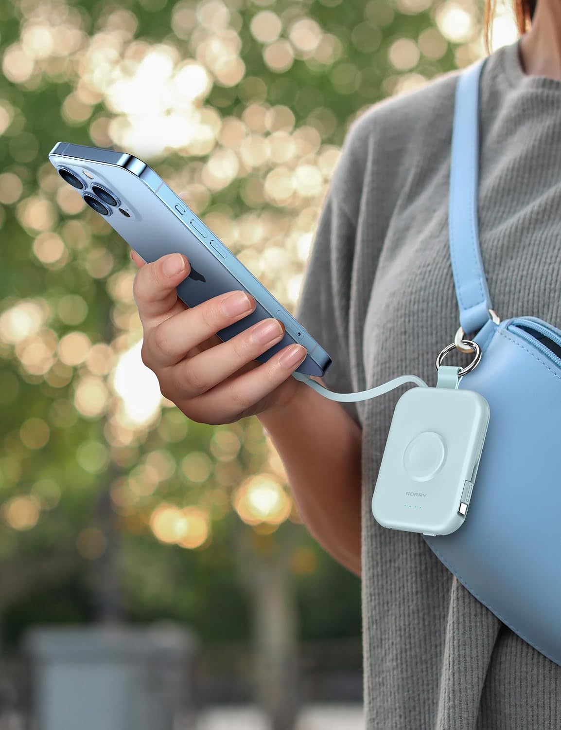 Detalle de RORRY 5000mAh Portable Charger with Built-in Cables — Compact Travel Keychain Power Bank for iPhone and Apple Watch (Blue)
