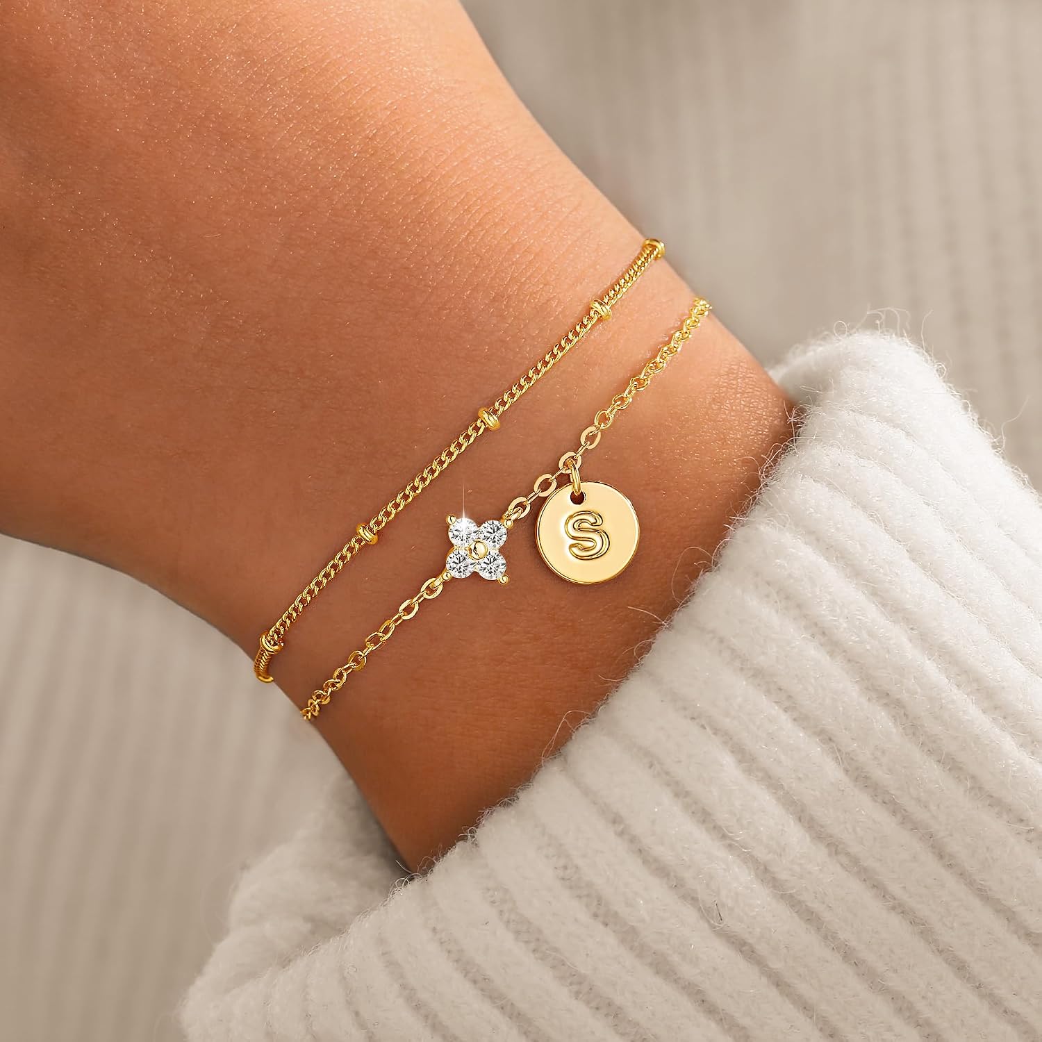 Detalle 2 de TINGN Initial-Armband Damen (14K vergoldet) mit A–Z Buchstaben, CZ-Details & Kleeblatt-Motiv