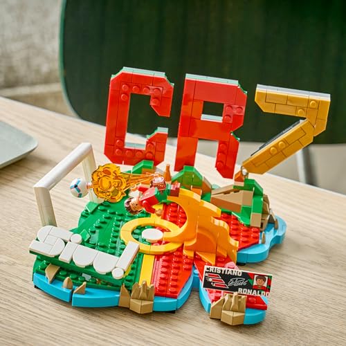 Detalle de LEGO Editions Cristiano Ronaldo – Highlights calcistici (43012) | Miniatura da Esposizione con Minifigure CR7