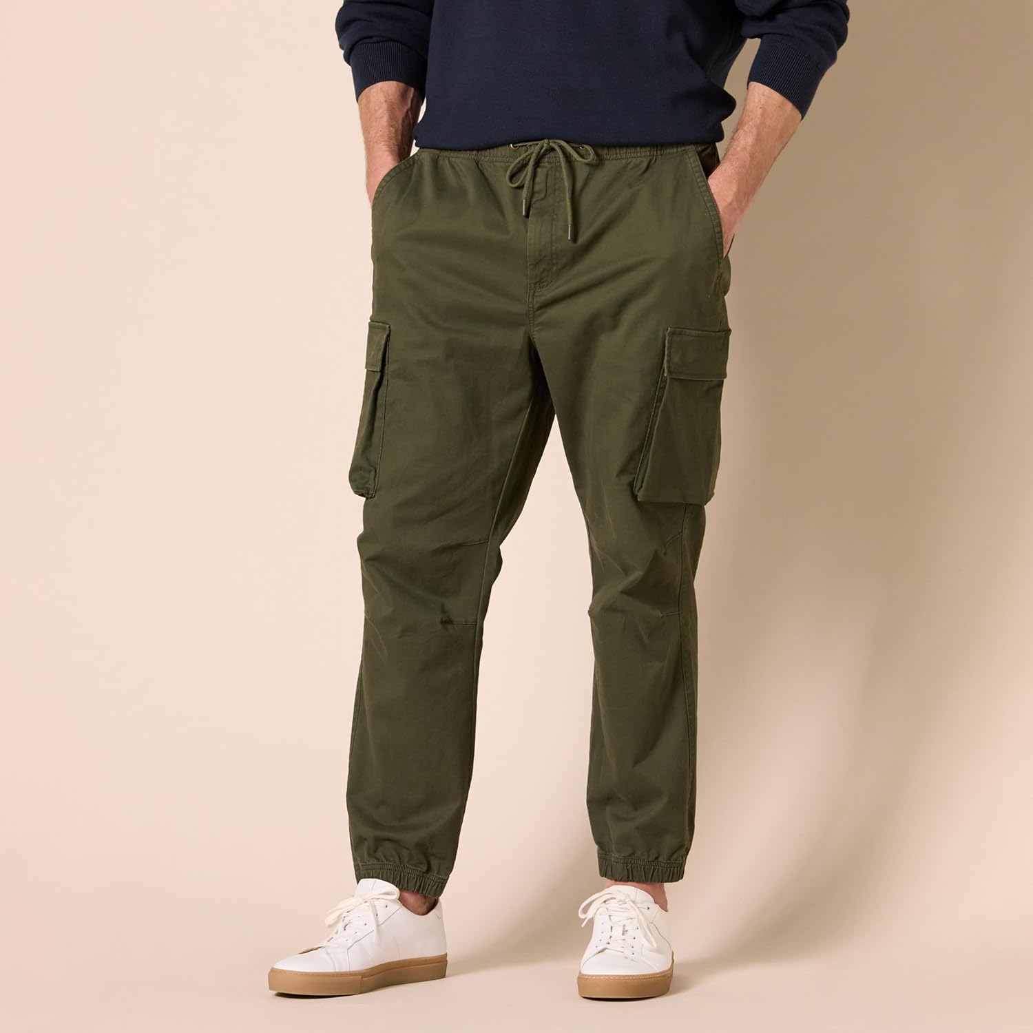 Thumbnail 6 de Amazon Essentials Men’s Drawstring-Waist Regular-Fit Cargo Joggers with Stretch Cotton Twill