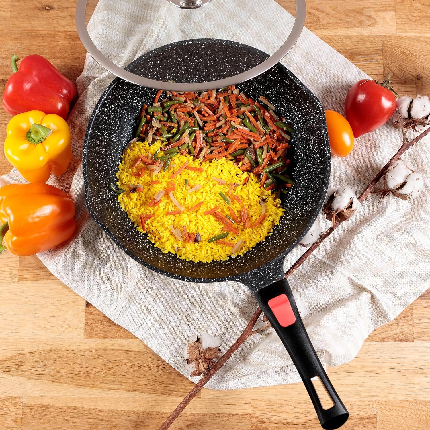 Detalle de KAMBERG wok 30 cm z odlewu aluminium, ze zdejmowanym uchwytem i szklaną pokrywką
