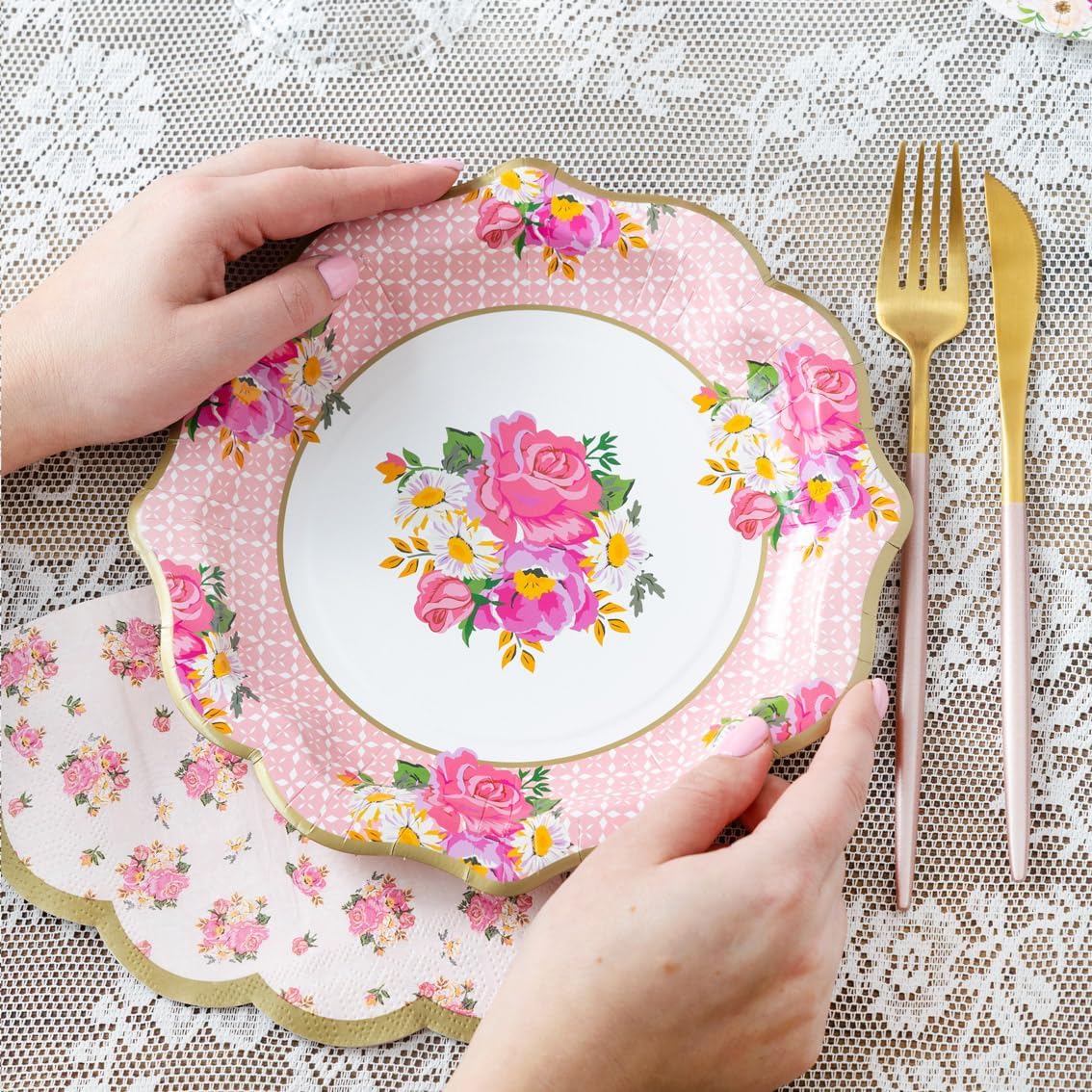 Detalle 2 de Talking Tables Pack of 24 Afternoon Tea Vintage Floral Paper Plates 📅