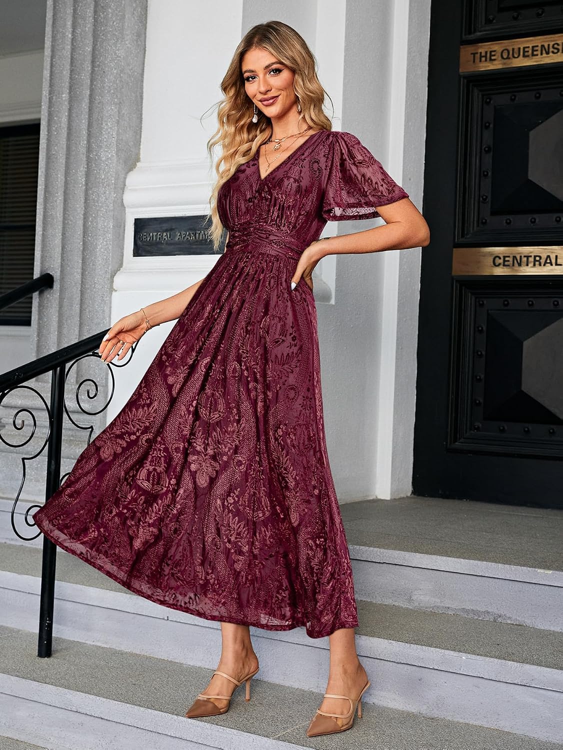 Detalle 2 de Simplee M22DR0215 Women's Velvet Maxi Dress, V-Neck, Short Sleeves