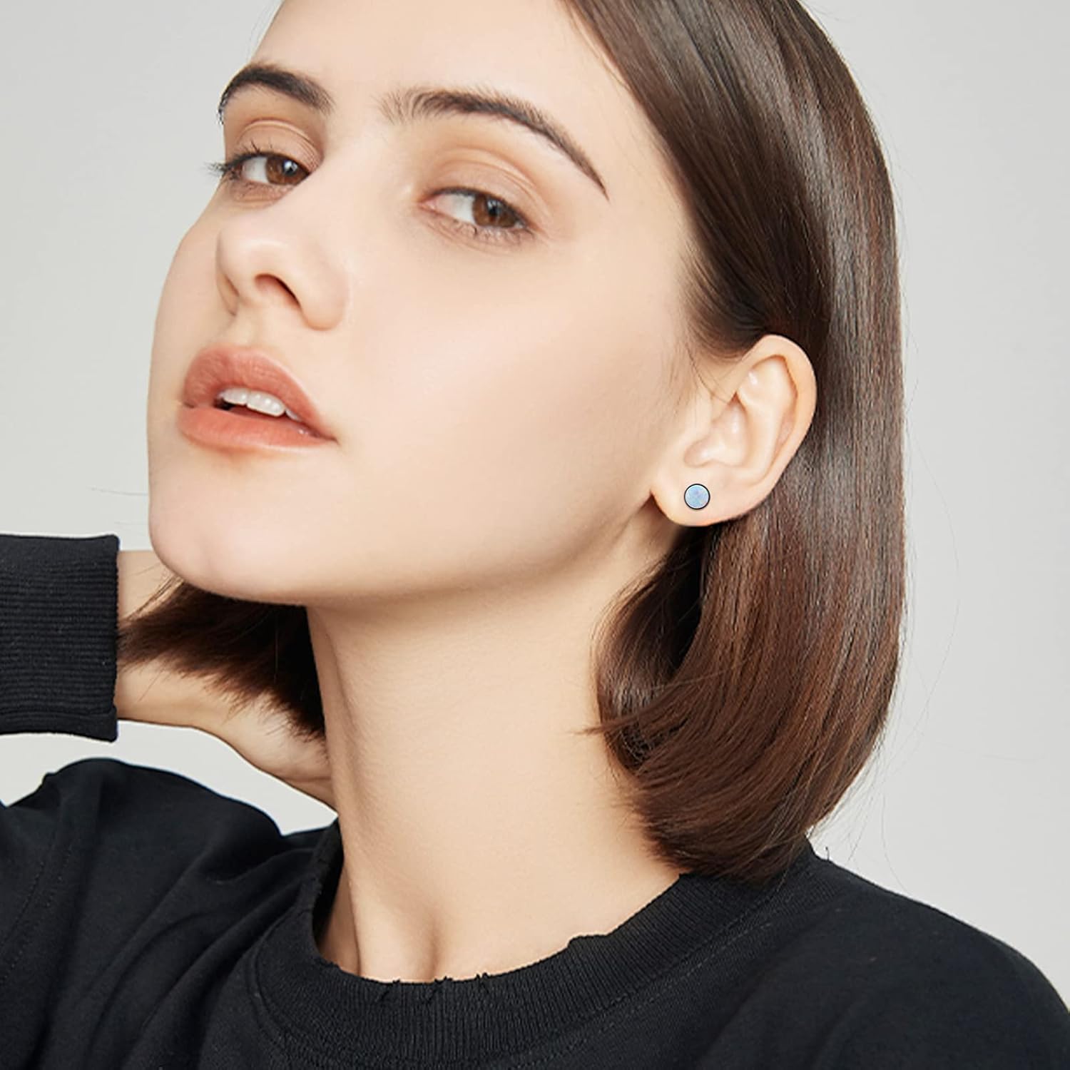 Detalle 2 de Opal-Ohrstecker 7 mm aus 925 Sterling Silber – hypoallergen, milchiges Hellblau Opal mit Zirkonia