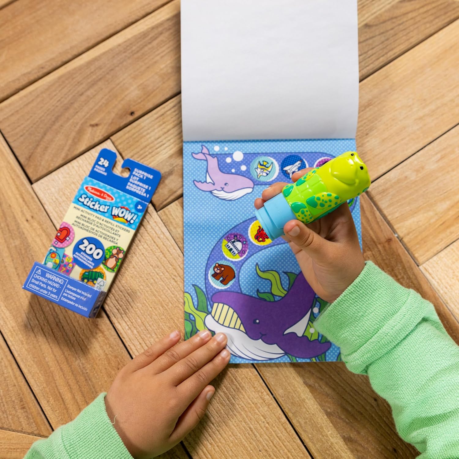 Detalle de Melissa & Doug Sticker WOW! Sea Turtle Bundle – 24-Page Activity Pad, Sticker Stamper & 500 Ocean Stickers