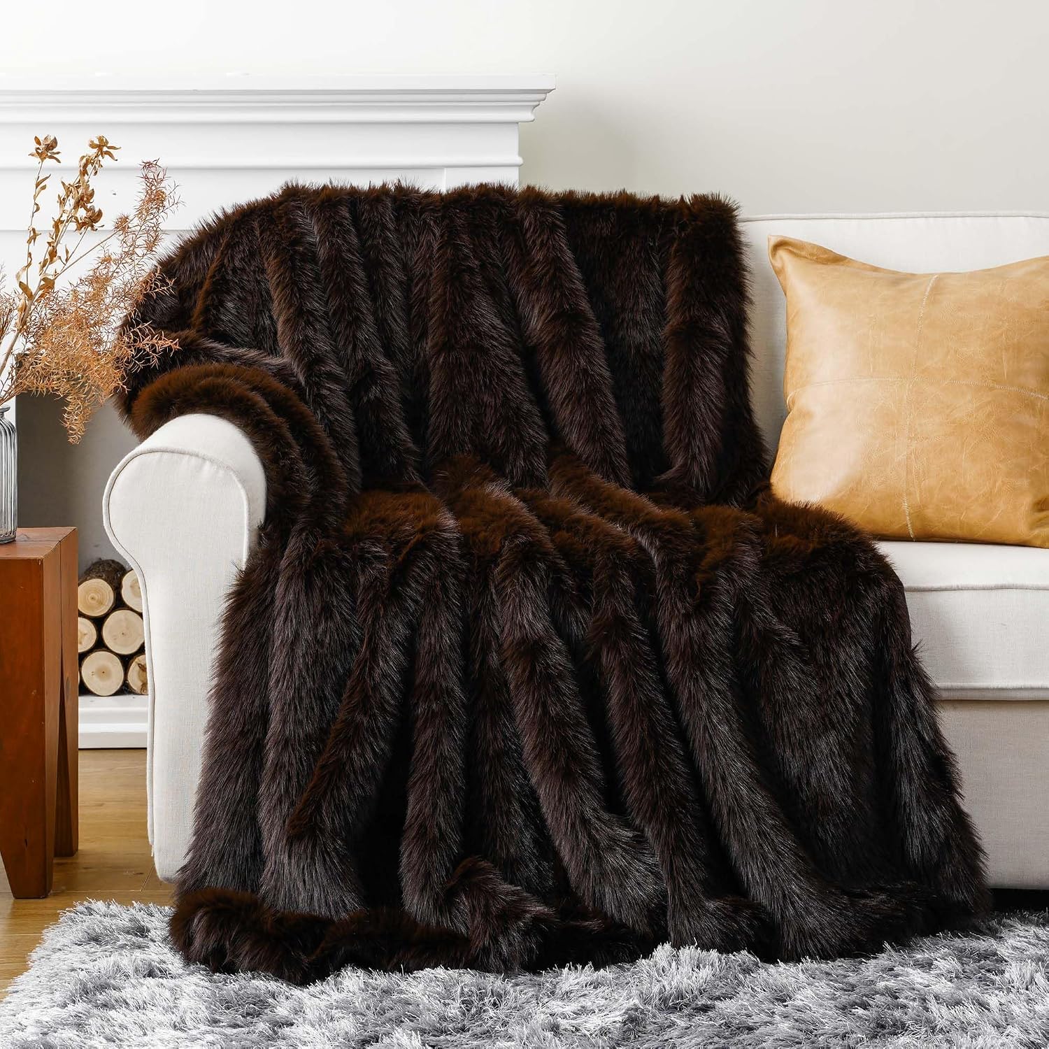Detalle de Battilo Chocolate Faux Fur Throw Blanket, 60" x 80", Long-Pile, Two-Sided