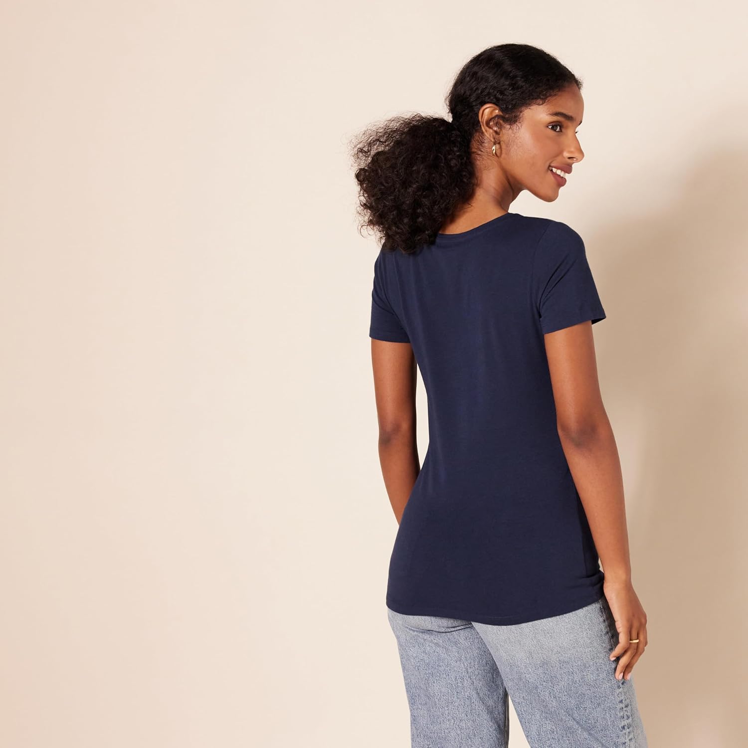 Thumbnail 2 de Amazon Essentials Women’s Regular-Fit Short-Sleeve T-Shirt Multipacks (Crewneck & V-Neck)