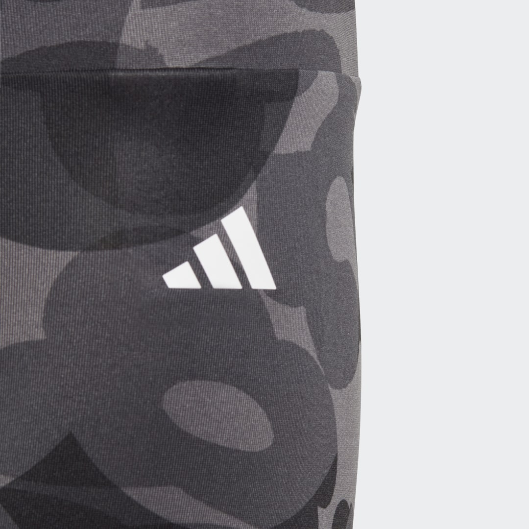 Detalle de Mallas 7/8 Essentials AEROREADY Seasonal Print High-Waist (Adolescentes) – Adidas