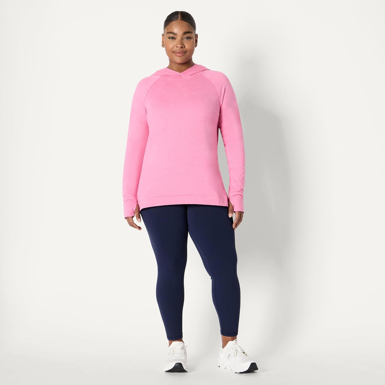 Thumbnail 6 de Amazon Essentials Women’s Athletic Soft Performance Lightweight Long-Sleeve Pullover Hoodie