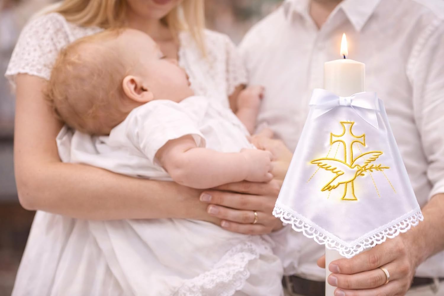 Detalle 2 de Kerzentuch für Taufkerze aus weißem Satin mit Goldstickerei (Taube & Kreuz) – 34 × 34 cm
