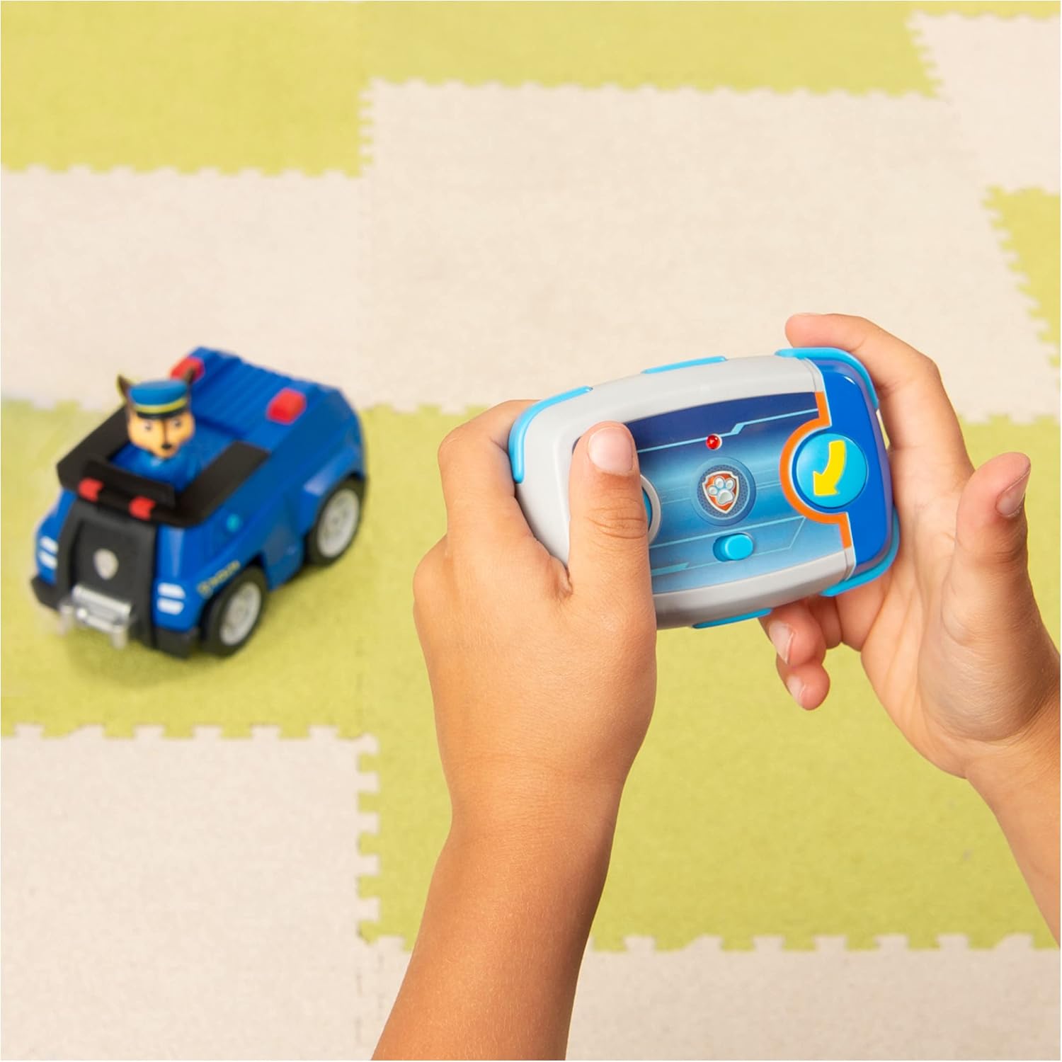 Detalle de Paw Patrol - Véhicule RC Chase (Chase la police) - Voiture télécommandée officielle Pat Patrouille