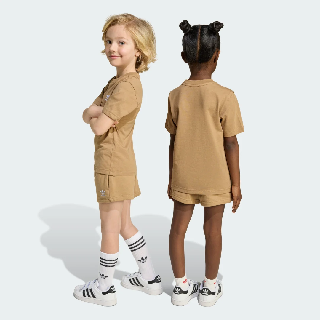 Detalle 2 de Conjunto camiseta y pantalón corto para niños de Adidas — Marrón