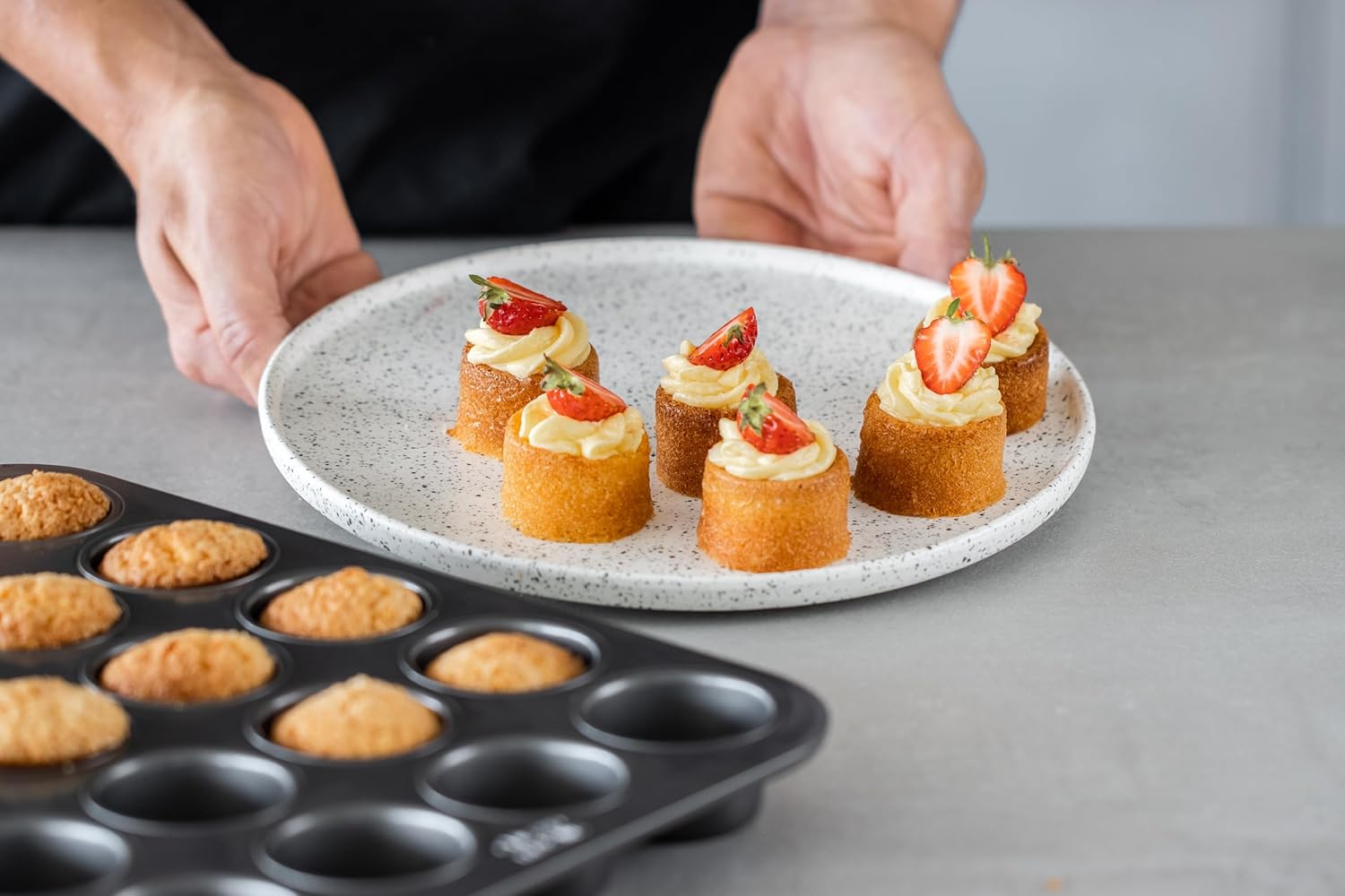 Thumbnail 1 de Chicago Metallic Professional non-stick hollow mini cupcake tin (20 cups) 27 x 35 cm, grey