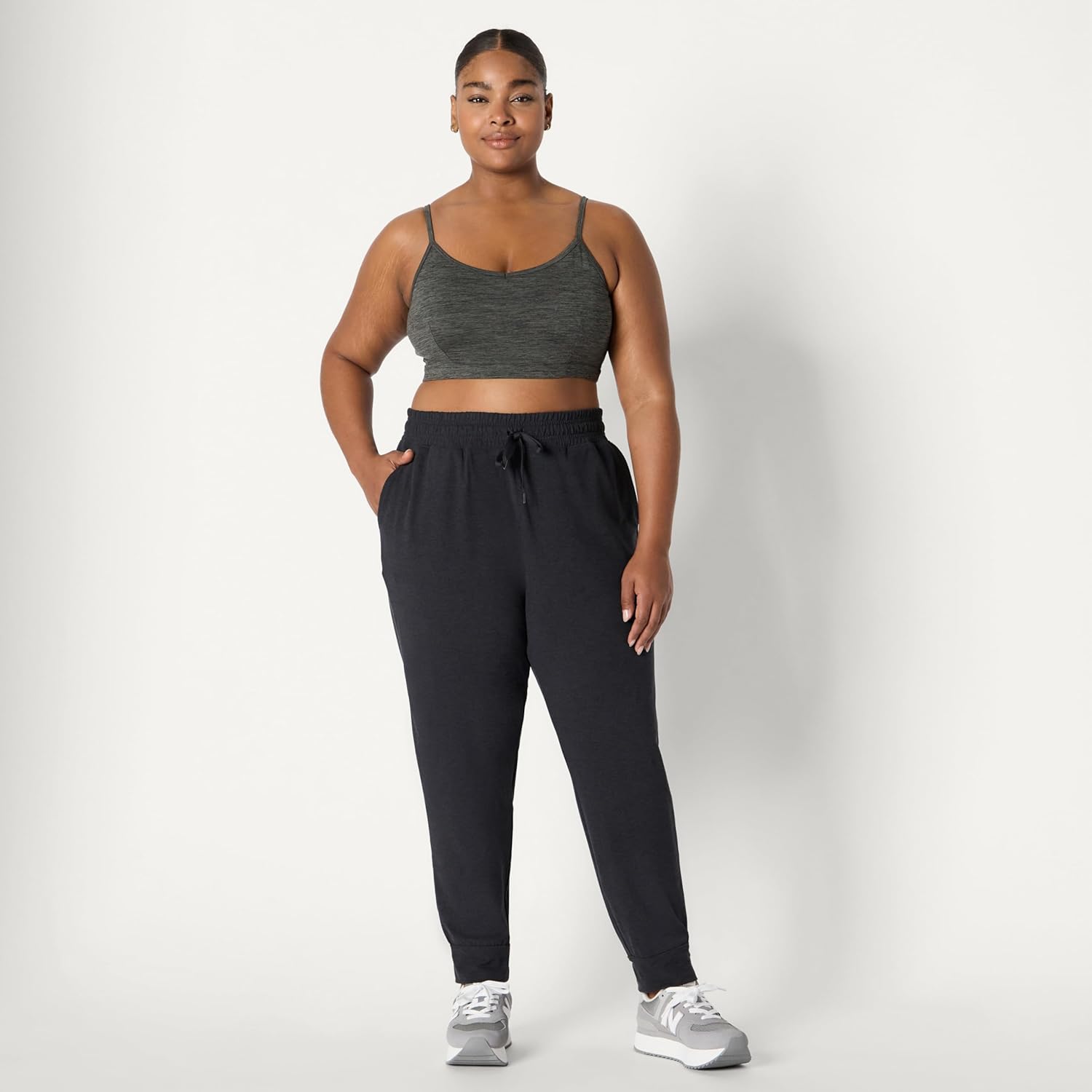 Thumbnail 5 de Amazon Essentials Damen Soft Performance Lightweight Cropped Capri Workout Jogger (Regular Fit)