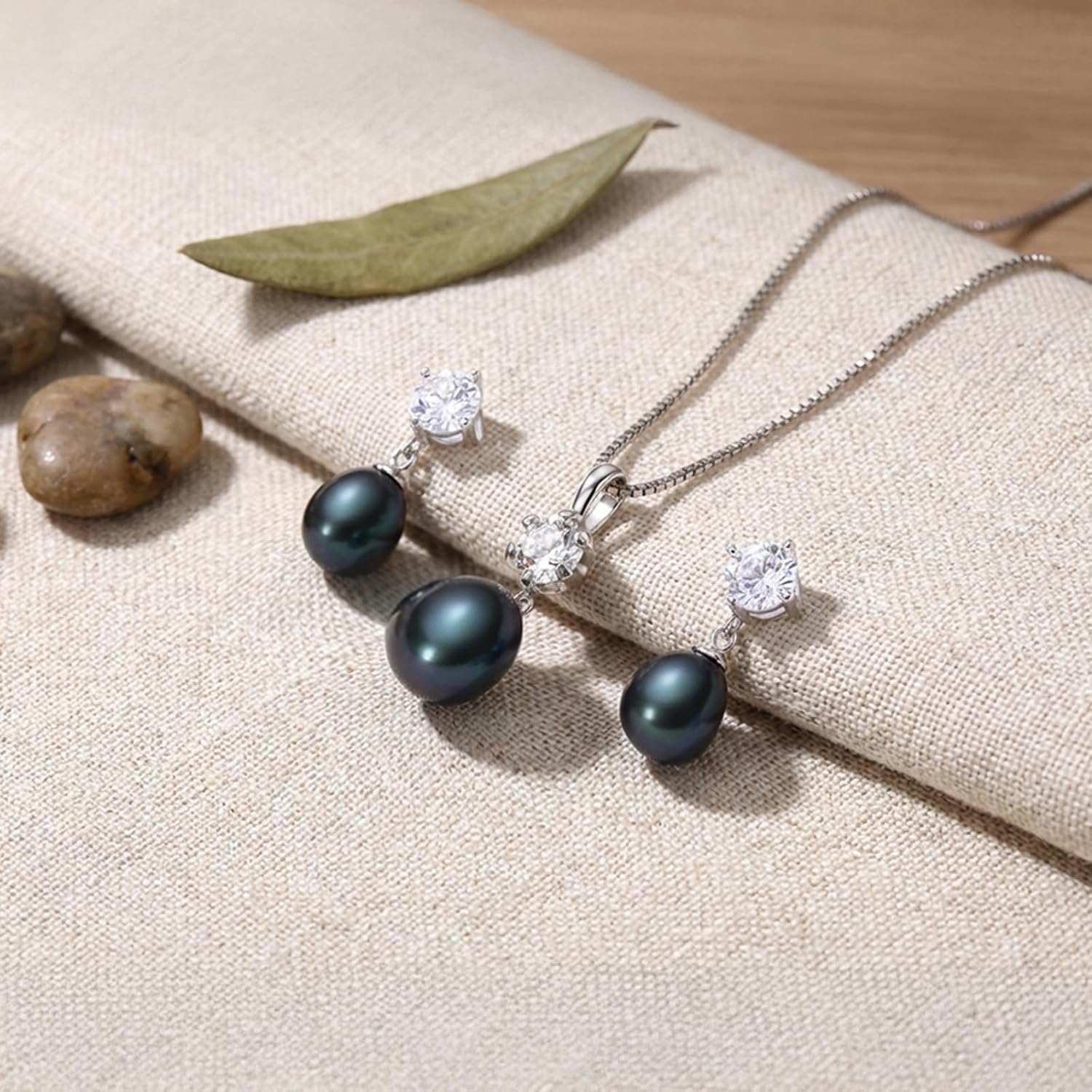 Detalle de COYATE Pearl Necklace and Earrings Set with 925 Sterling Silver Clasps