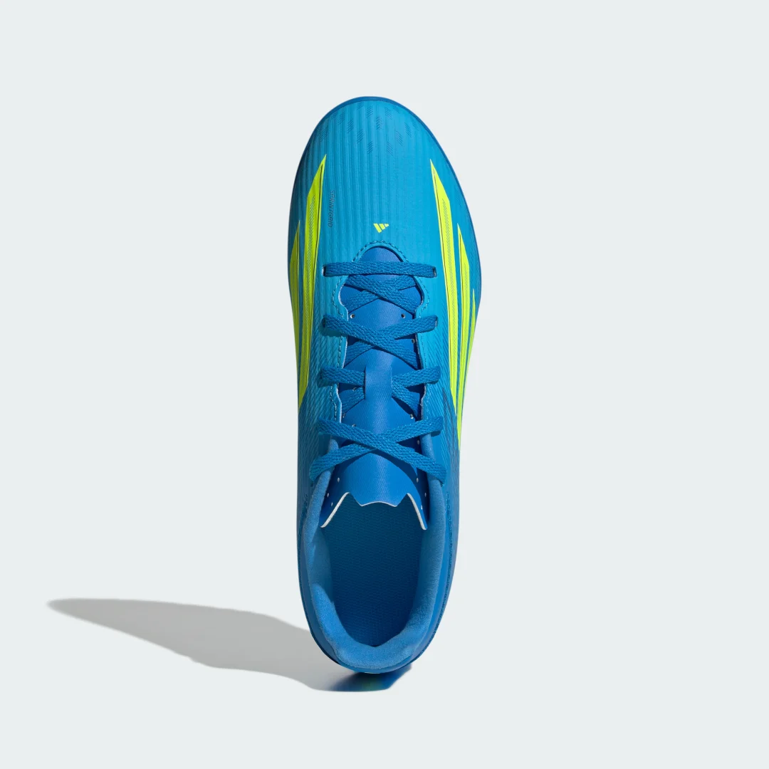 Detalle de Zapatilla de fútbol F50 CLUB moqueta de Adidas — azul, para entrenos y césped artificial