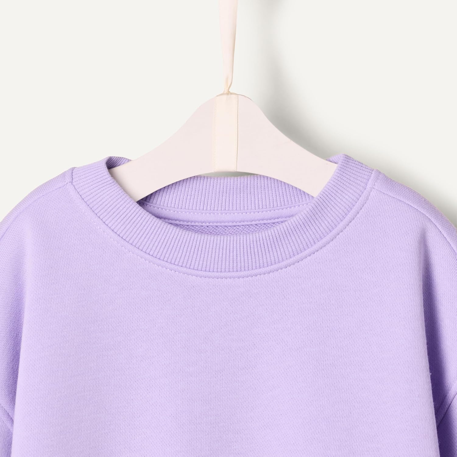 Detalle de Amazon Essentials x Sofia Grainge Toddlers and Baby Girls' French Terry Sweatshirt Pant and Top Set