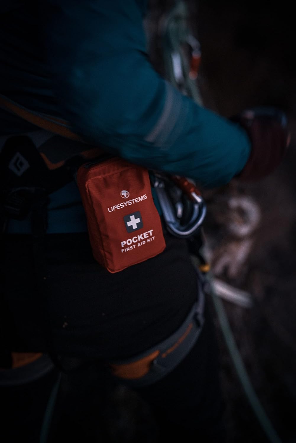 Detalle de Lifesystems Pocket First Aid Kit: CE Certified Contents for Hiking and Outdoors
