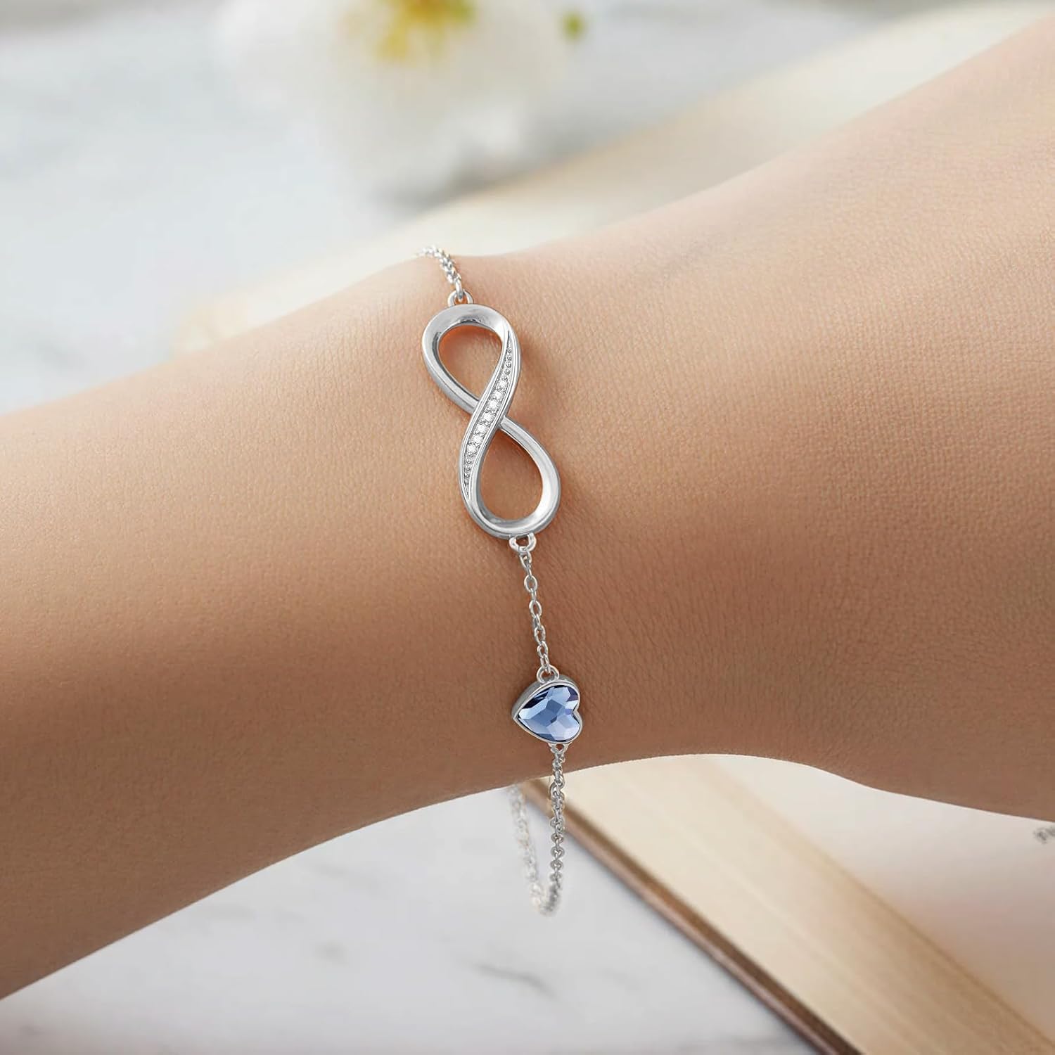 Detalle de Infinity Armband Damen aus 316L Edelstahl mit Herz & Unendlichkeitszeichen – verstellbar für Rosegold oder Edelstahl