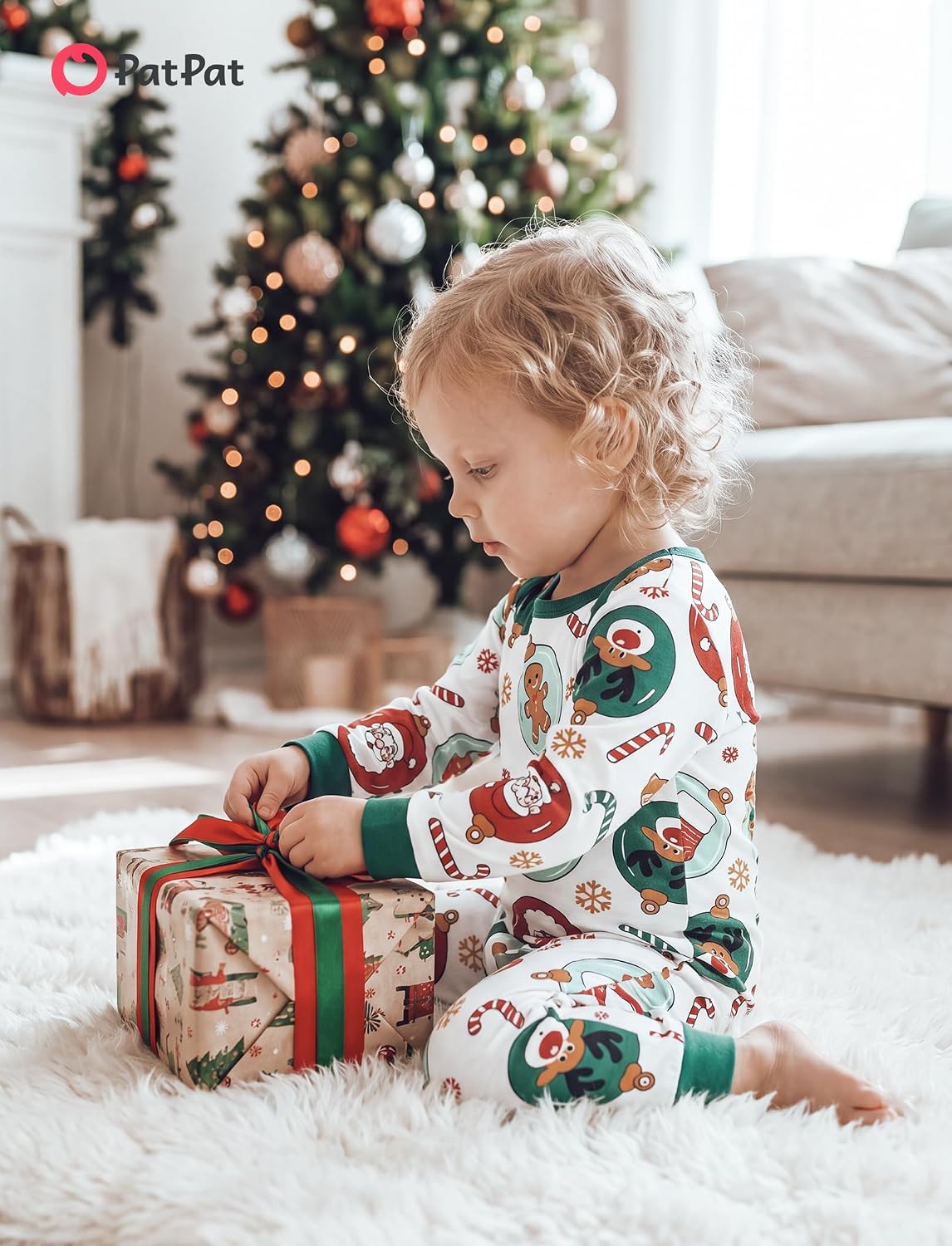 Detalle de PATPAT Family Christmas Pajamas, Henley Neck