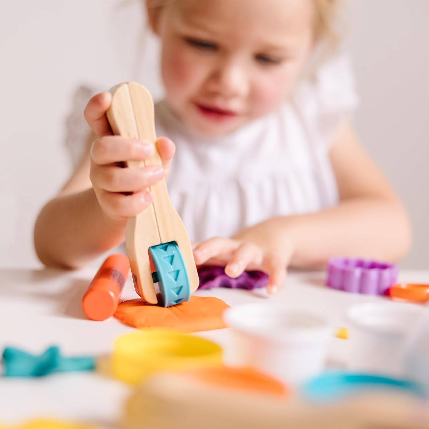 Detalle de Melissa & Doug Created by Me! Cut, Sculpt, and Roll Modeling Dough Kit
