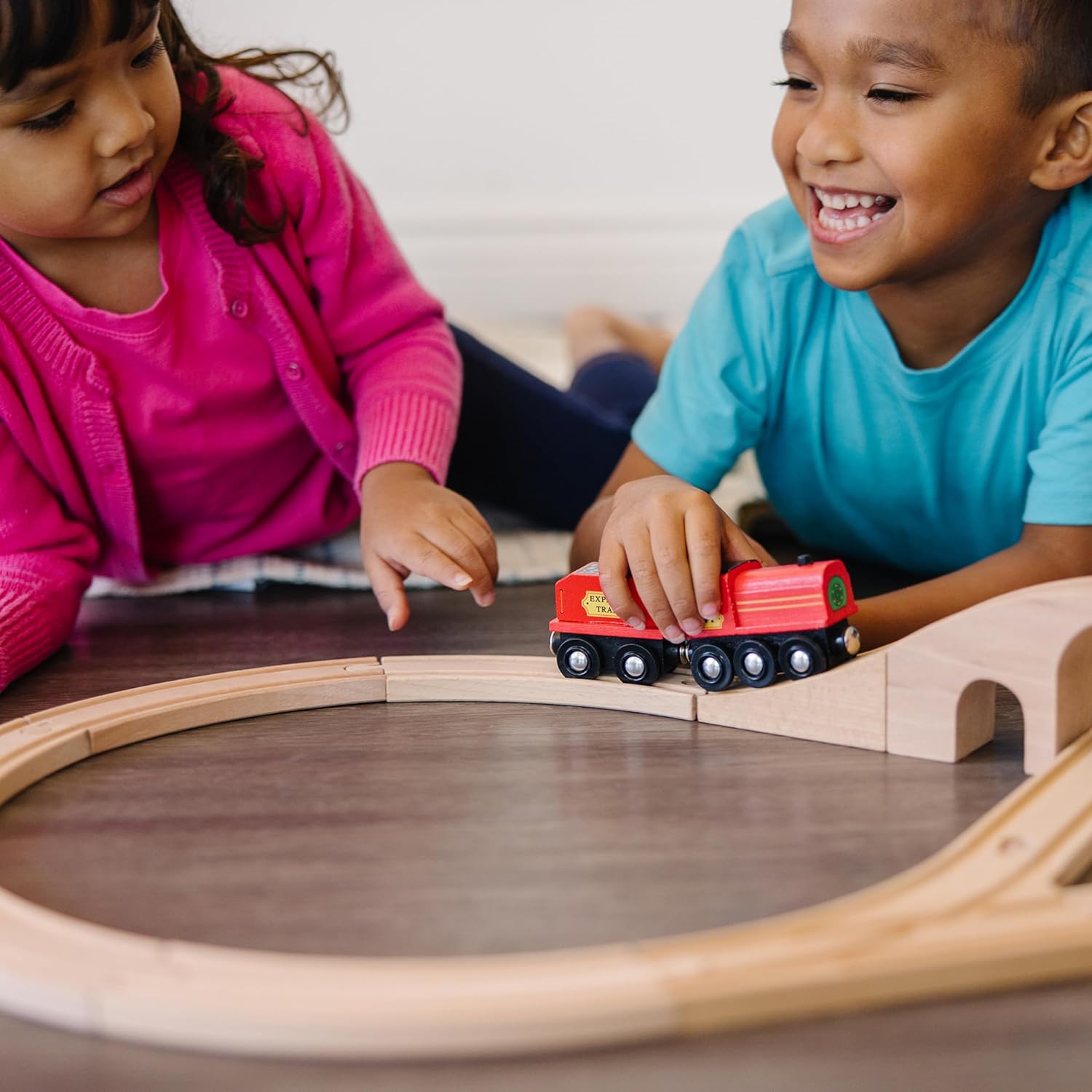 Detalle de Melissa & Doug Classic Wooden Figure Eight Train Set (22 pcs)