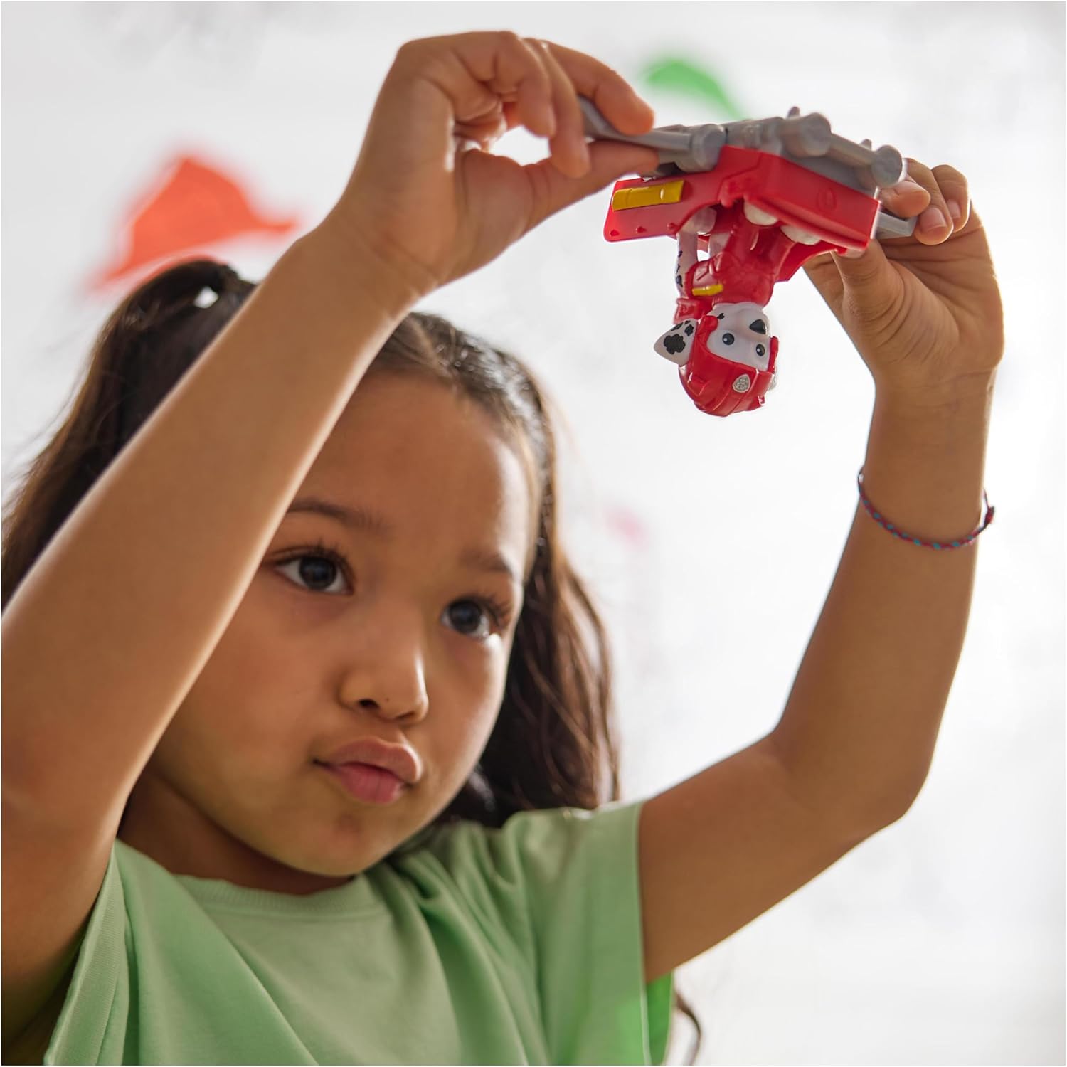 Detalle de PAW Patrol Marshall Action Pup Spielfigur mit Mini-Rettungsflugzeug und ausklappbaren Flügeln (ab 3 Jahren)