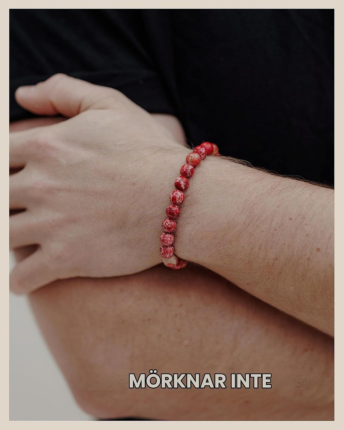 Detalle de GOOD.designs chakraarmband i natursten med jaspispärlor på 8 mm