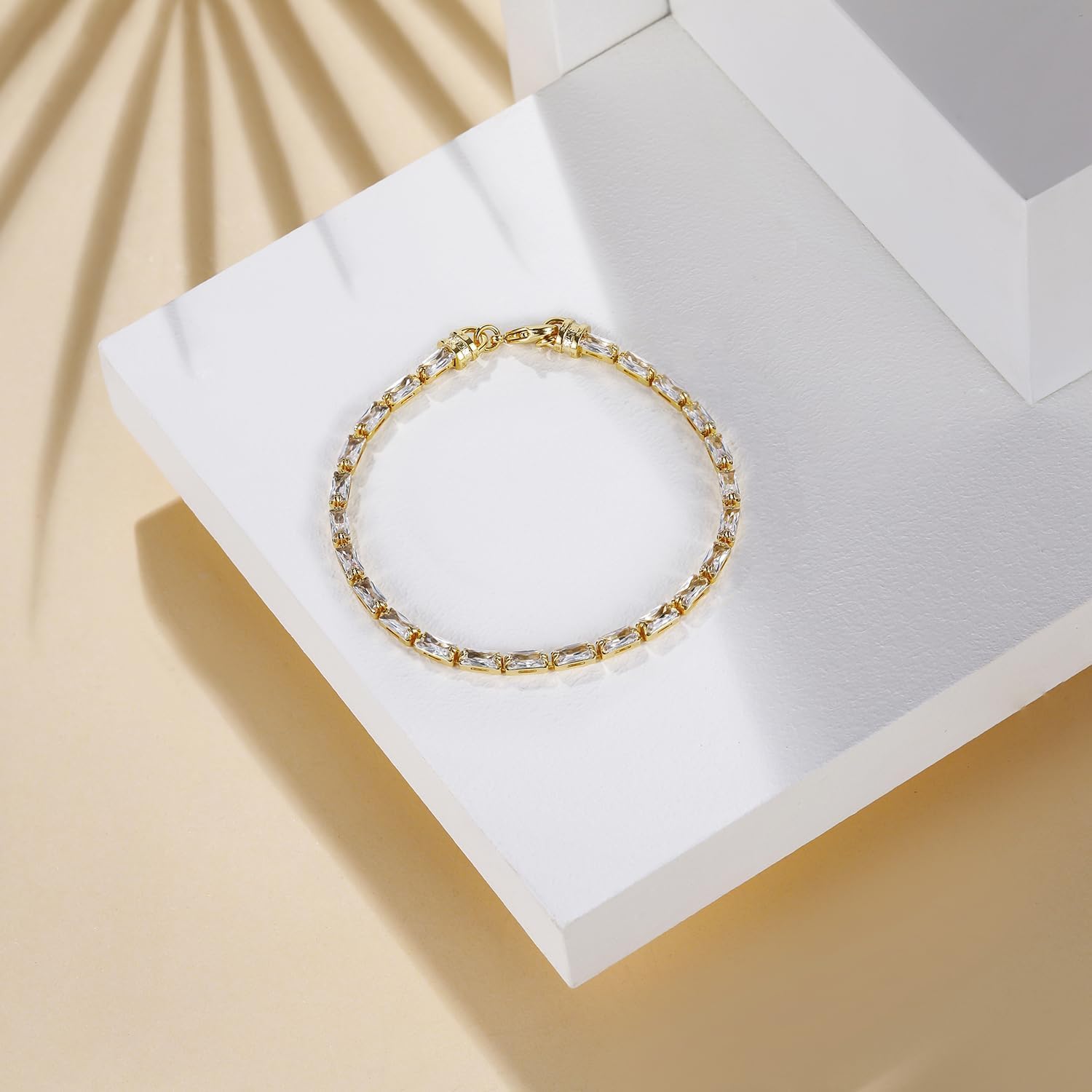Detalle 2 de Titaniumcentral Tennisarmband für Damen – Goldfarbene Baguette-Zirkonia , 14K vergoldet