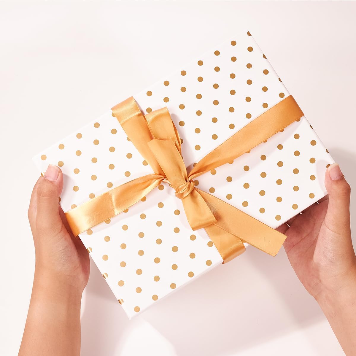 Detalle de Large Gift Boxes with Magnetic Lids (White with Dots) – 24x17x8 cm