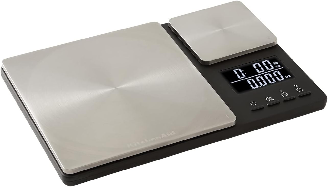 Detalle de KitchenAid KQ909G dubbele keukenweegschaal met glazen uitvoering en tarrafunctie